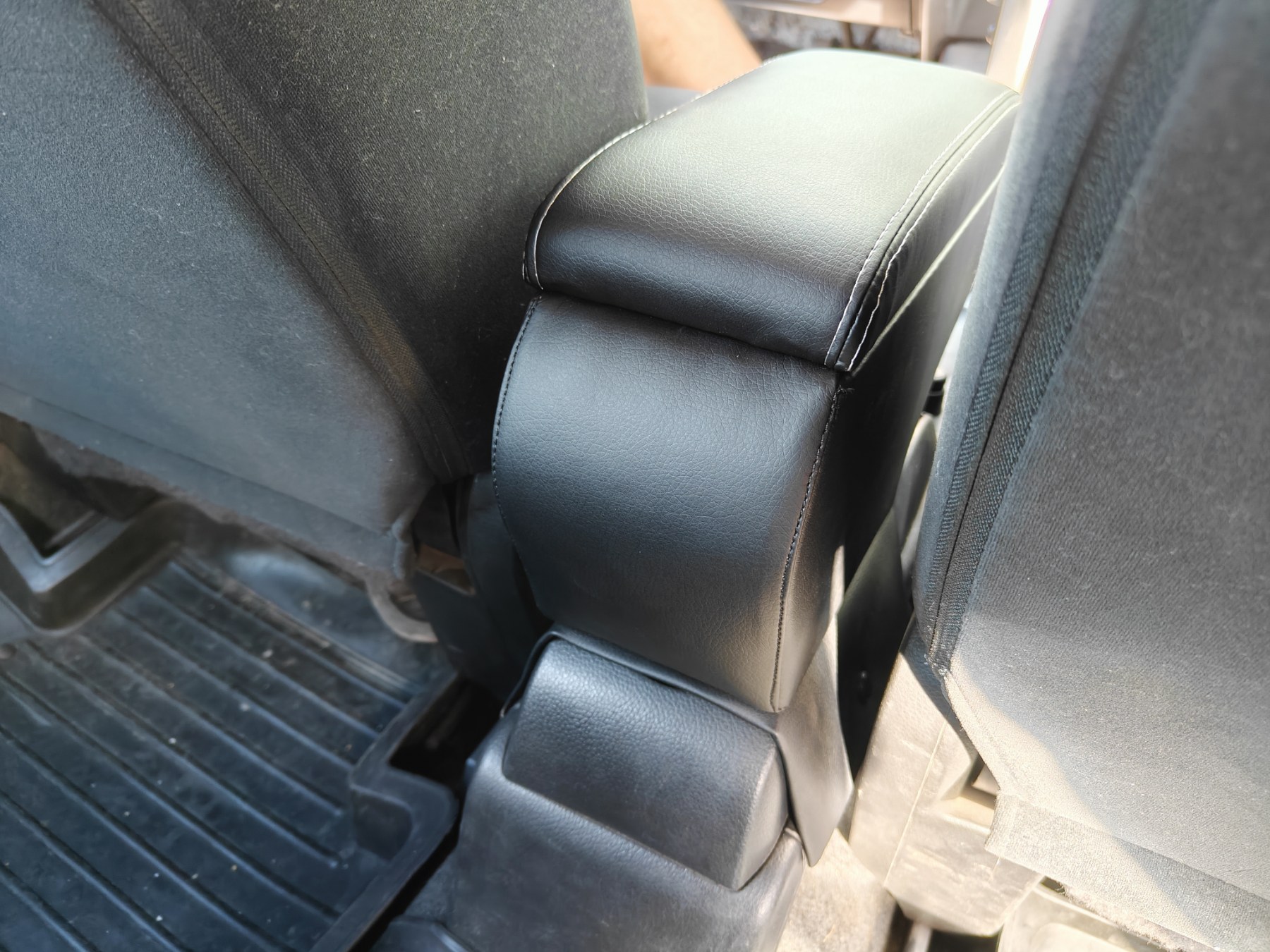 Підлокотник на Nissan Tiida - Зображення 12